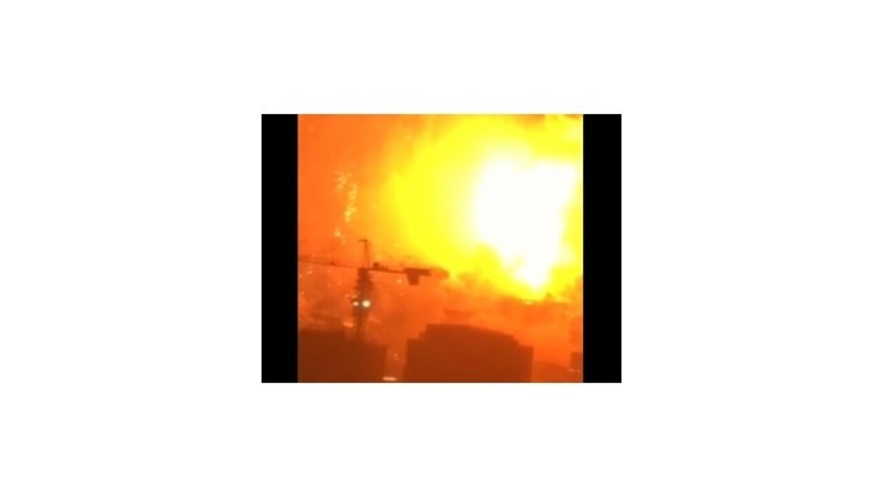 Video zachytilo rozsah výbuchu v Tchien-ťin, v troskách našli živého človeka